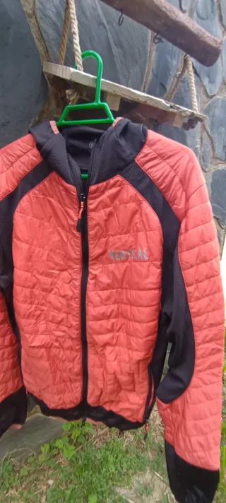 Chaqueta técnica Vertical naranja y negra