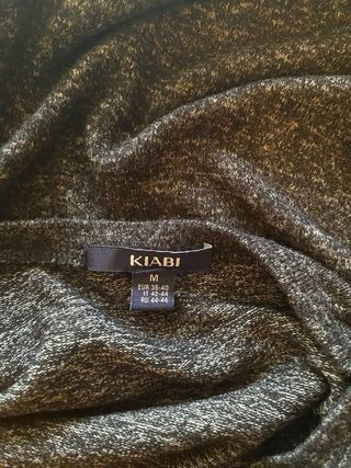 Camiseta gris con volantes blancos