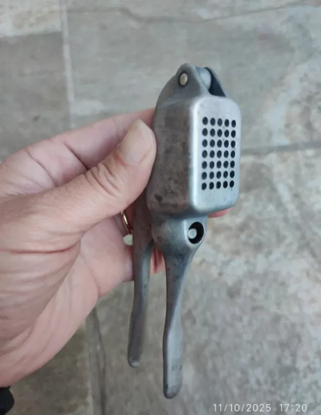 PRENSA AJOS Y DESHUESADOR ACEITUNAS (VINTAGE)