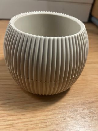 Vaso decorativo bege com textura canelada – design