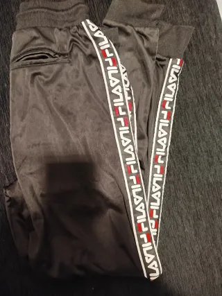 Si se quieren los 3 pantalones chándal son 12€