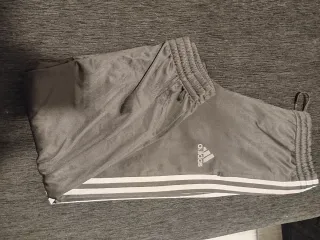 Si se quieren los 3 pantalones chándal son 12€