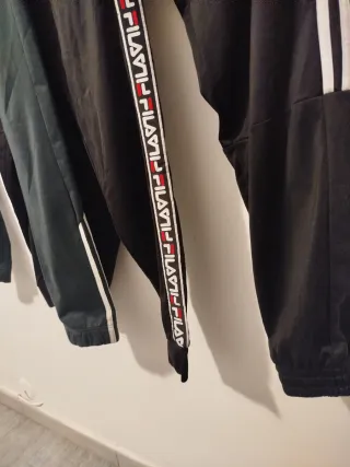 Si se quieren los 3 pantalones chándal son 12€