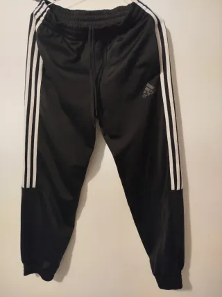 Si se quieren los 3 pantalones chándal son 12€