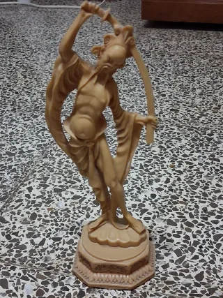 Figura fantasma oriental marfil