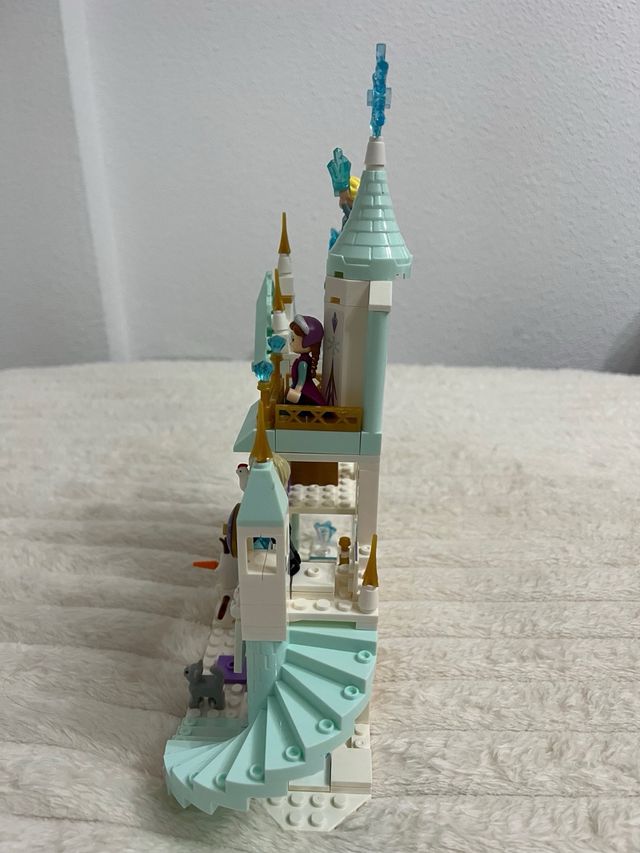Castillo LEGO Frozen con figuras. Se vende montado