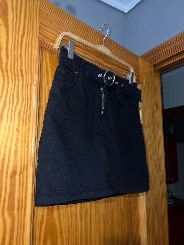 Falda tubo negra con cinturón