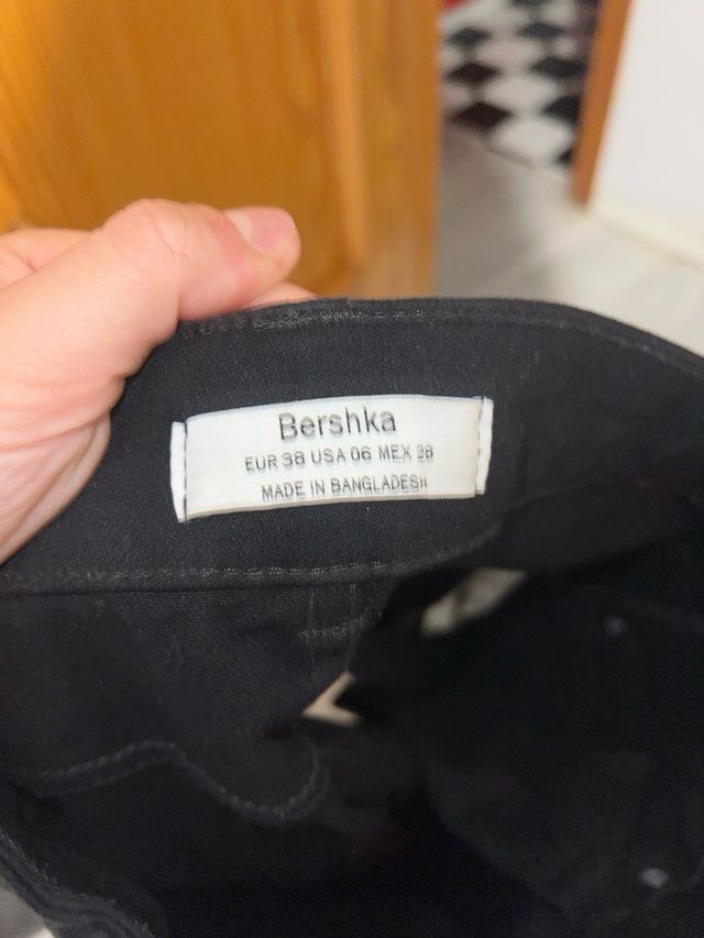 Falda tubo negra con cinturón