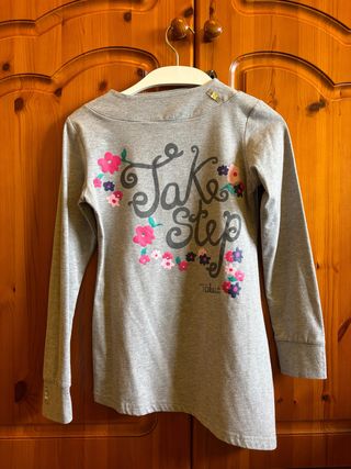 Vestido gris con flores rosas