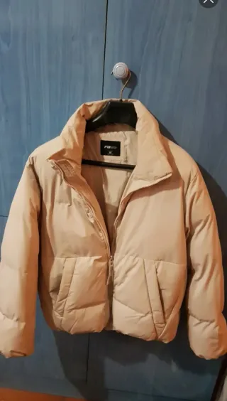 Plumas beige acolchada