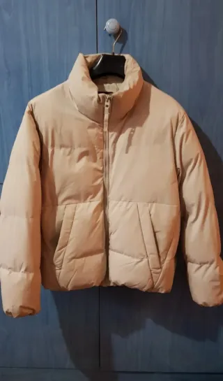 Plumas beige acolchada