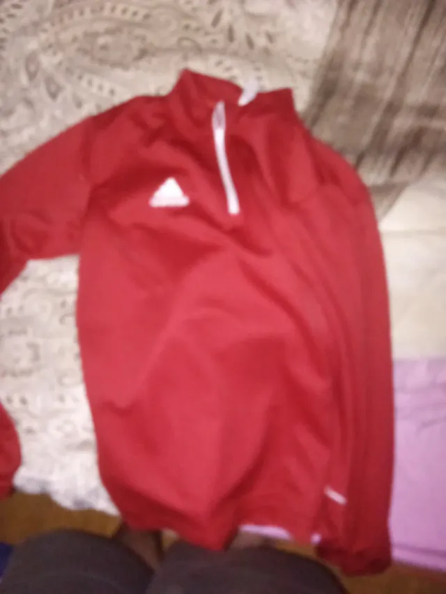 Sudadera deportiva Adidas roja sin usar