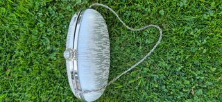 Bolso de mano tipo bombonera plateado