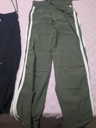Pantalón deportivo negro y verde sin usar