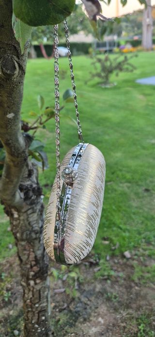 Bolso de mano plateado tipo bombonera
