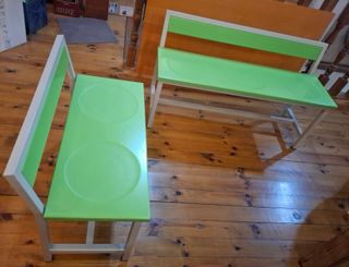 Bancos verdes y blancos