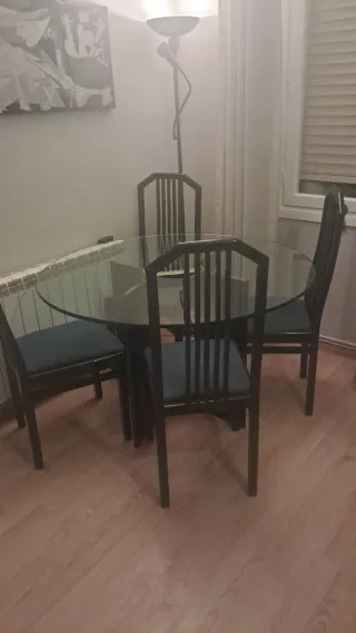 Mesa redonda cristal y 4 sillas madera