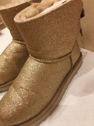 Botas UGG doradas brillantes