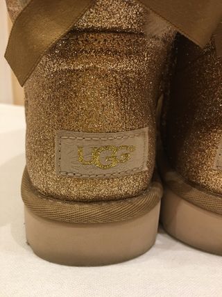 Botas UGG doradas brillantes