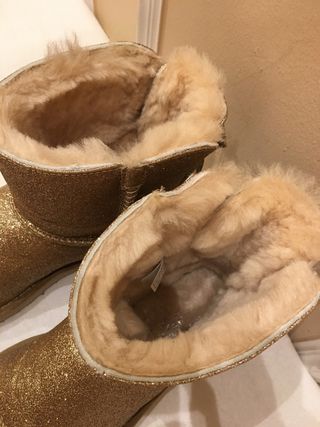 Botas UGG doradas brillantes