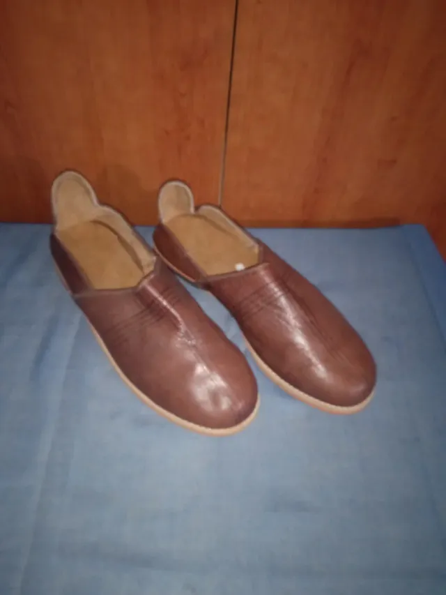 Babuchas de cuero marrones