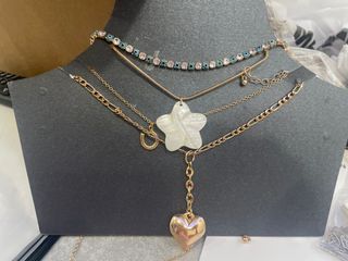 Collar de oro con colgantes de estrella y corazón