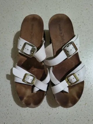 Infradito bianche con fibbie