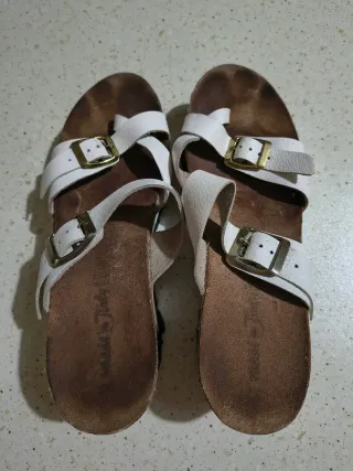 Infradito bianche con fibbie