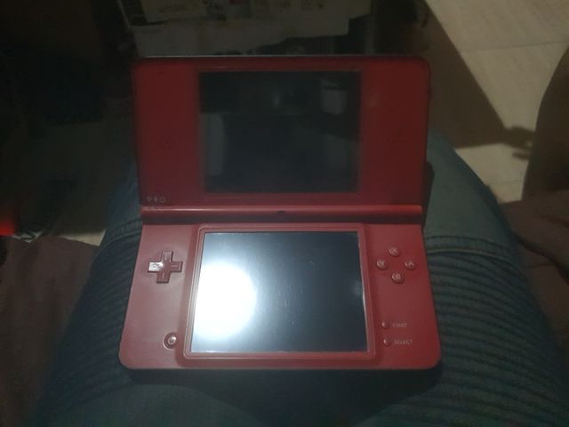 Nintendo DSi XL Roja