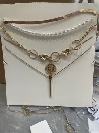 Collar de perlas y dorado con colgante