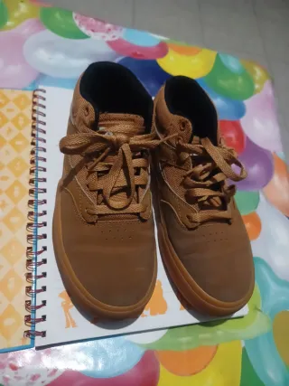 Zapatilla Marrón