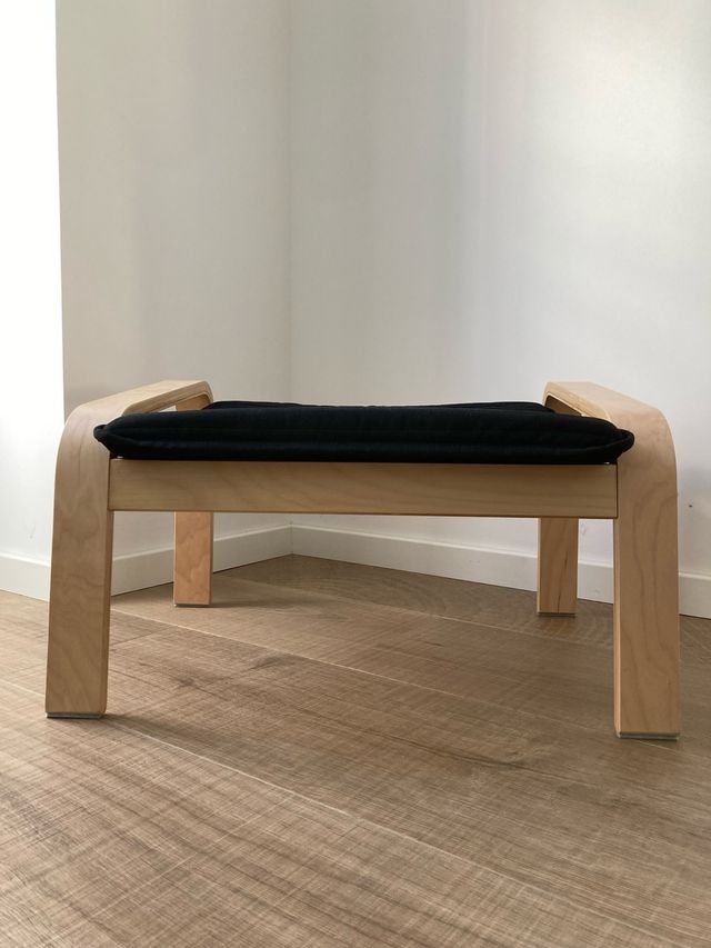 Reposapiés POÄNG chapa abedul/Knisa negro