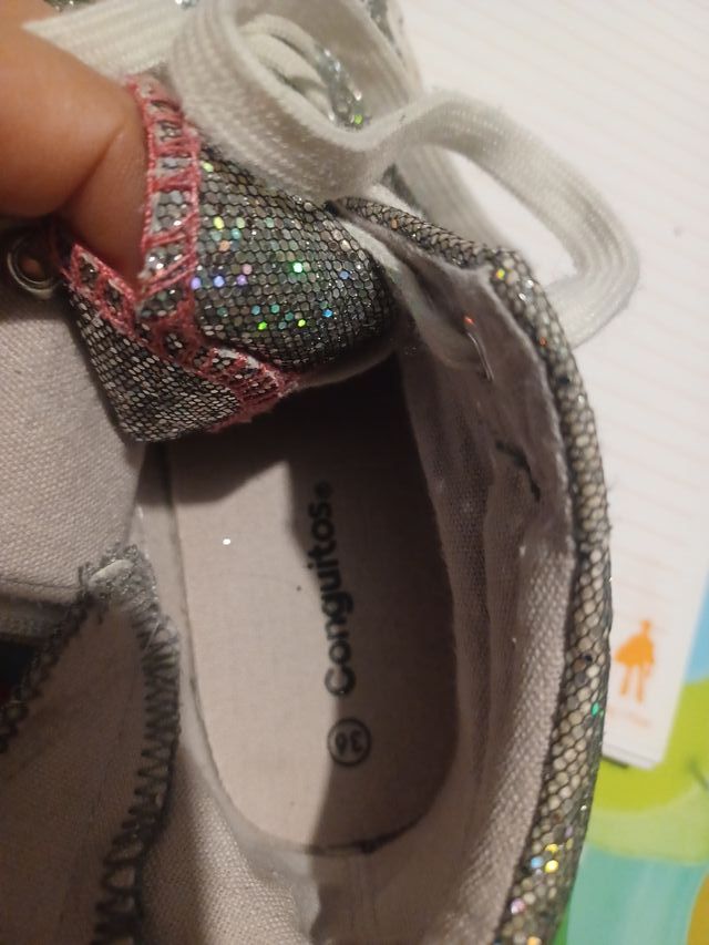 Zapatillas plateadas con cordones