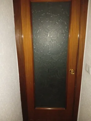 Dos puertas de madera y cristal decorado