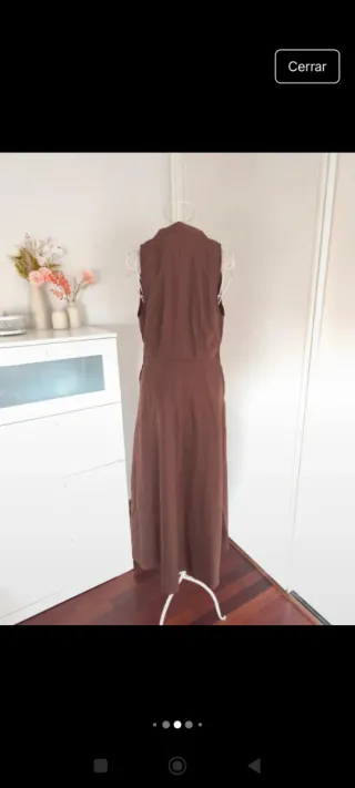 Elegante vestido marrón sin mangas