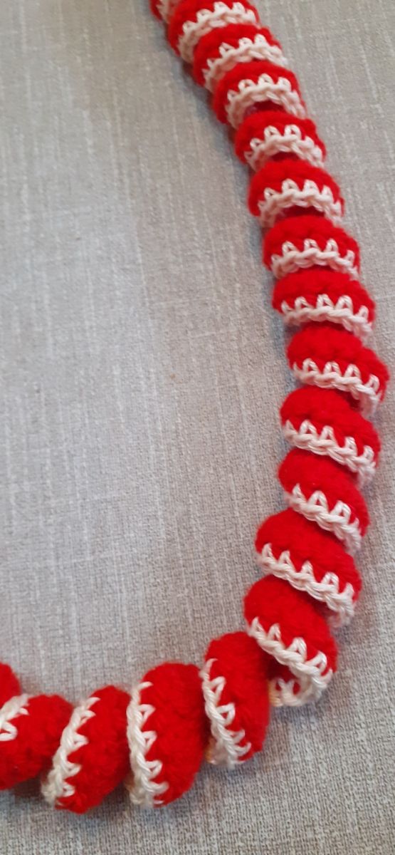Collana uncinetto rossa e bianca