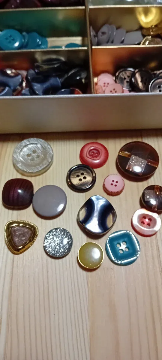 Stock bottoni assortiti