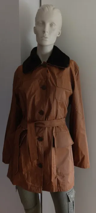 Gabardina marrón con cinturón y cuello de pelo