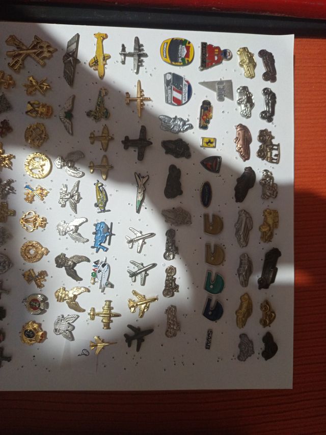 Lote de 105 pines variados