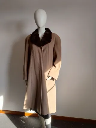 Abrigo de paño mujer con cuello de piel.