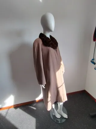 Abrigo de paño mujer con cuello de piel.