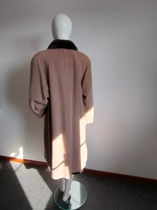 Abrigo de paño mujer con cuello de piel.