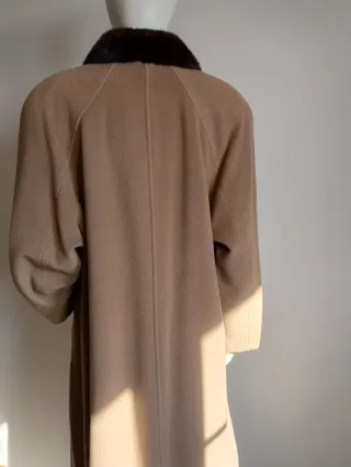 Abrigo de paño mujer con cuello de piel.