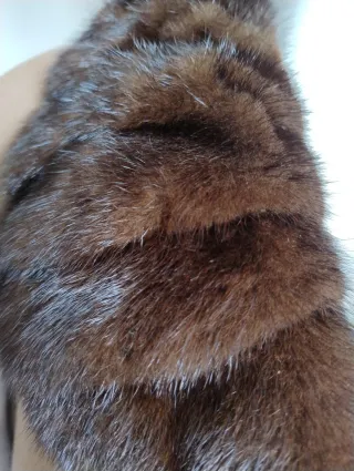 Abrigo de paño mujer con cuello de piel.