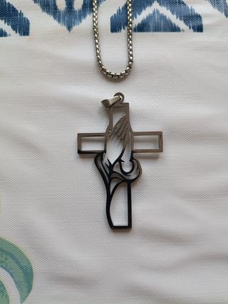 Collar Cruz Manos Plegaria Minimalista