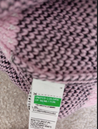 Gorro Benetton rosa con mensaje “SHINE”