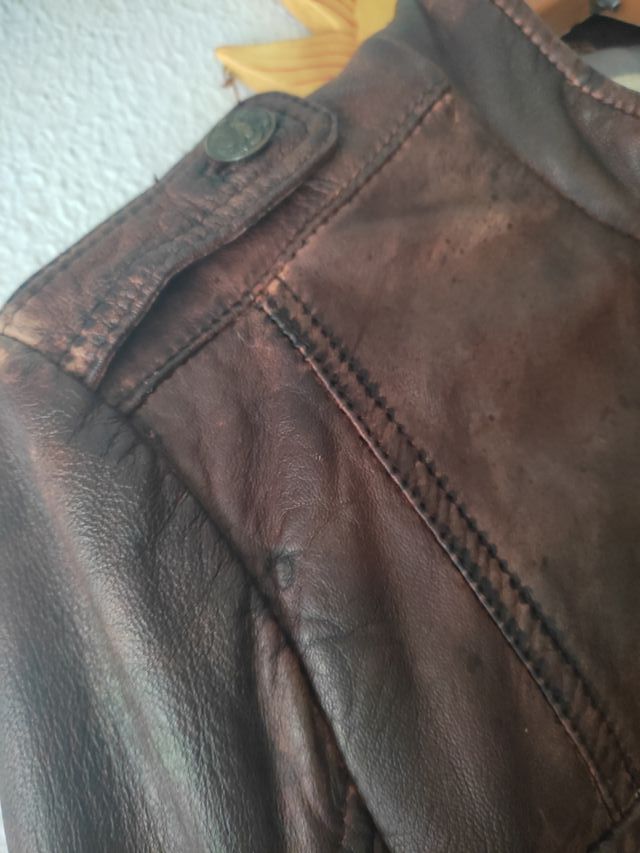 Cazadora de piel marrón