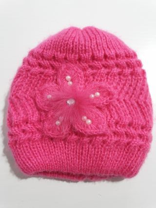 Gorro de lana rosa para niña con flor