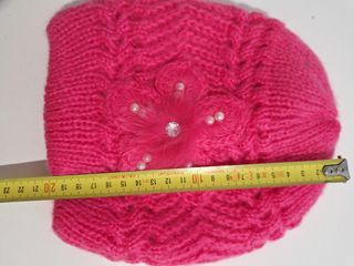 Gorro de lana rosa para niña con flor