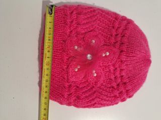 Gorro de lana rosa para niña con flor